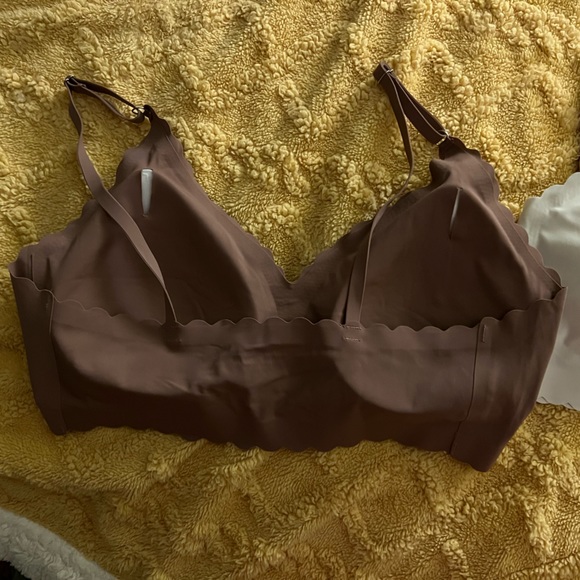 3 comfy bras.Scalloped bottom,padded inserts, adj strap.Never worn,no tags. - Picture 2 of 3